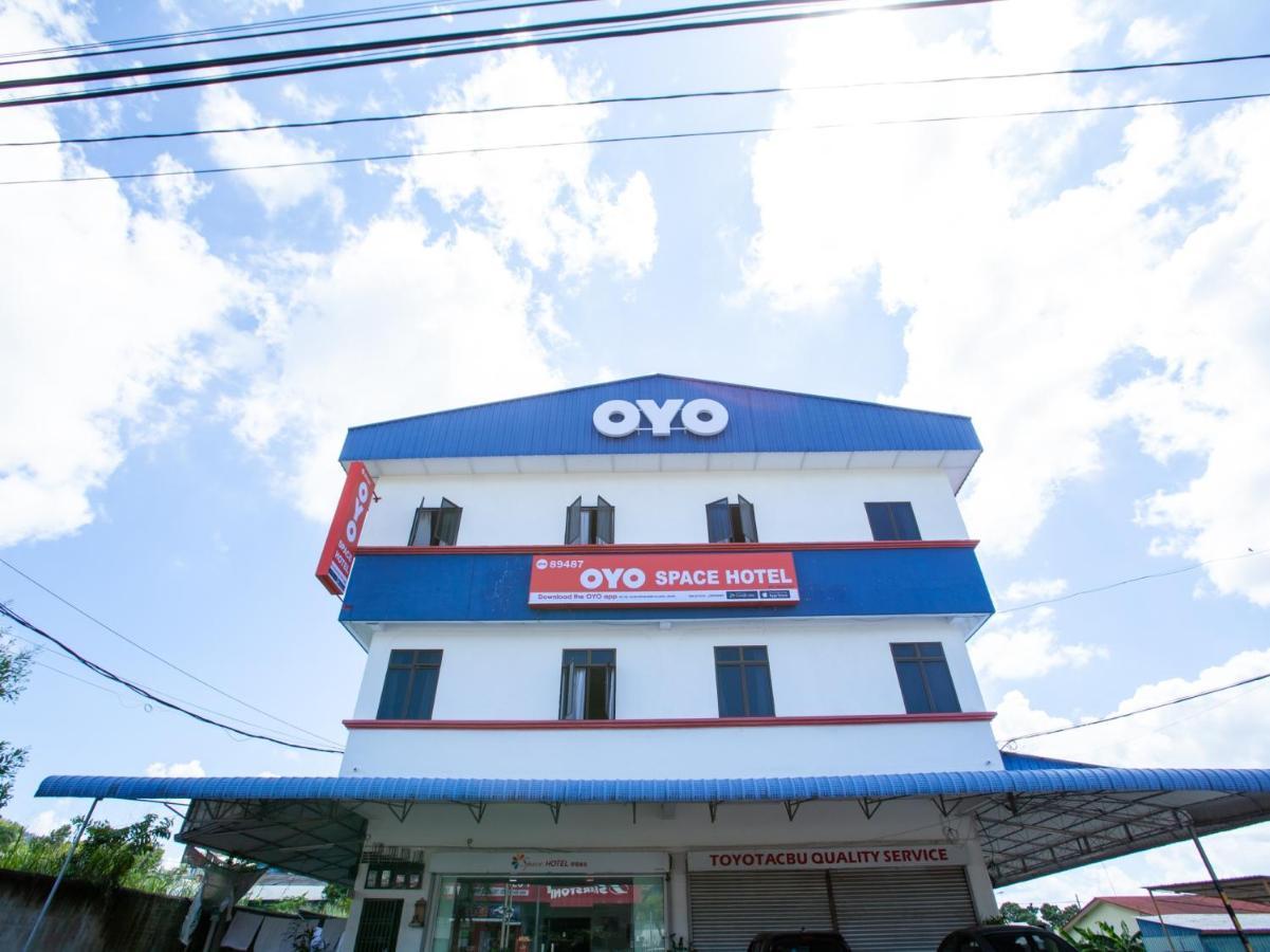 Oyo 89487 Space Hotel Κλουάνγκ Εξωτερικό φωτογραφία